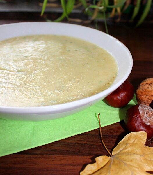 Pastinak-Salat-Suppe mit Radieschen