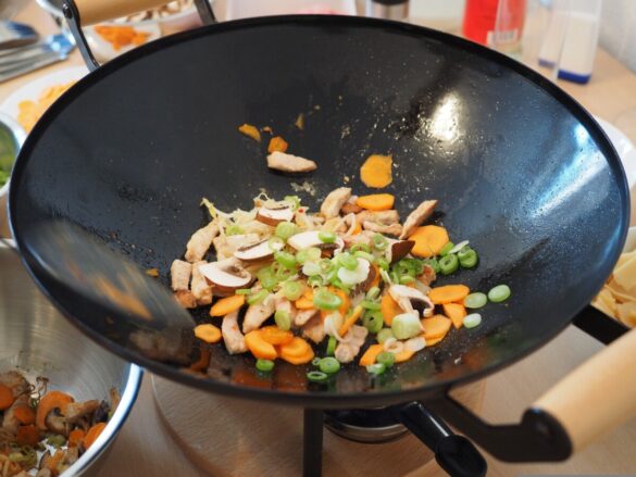 Wok in dem frisches Gemüse angebraten wird
