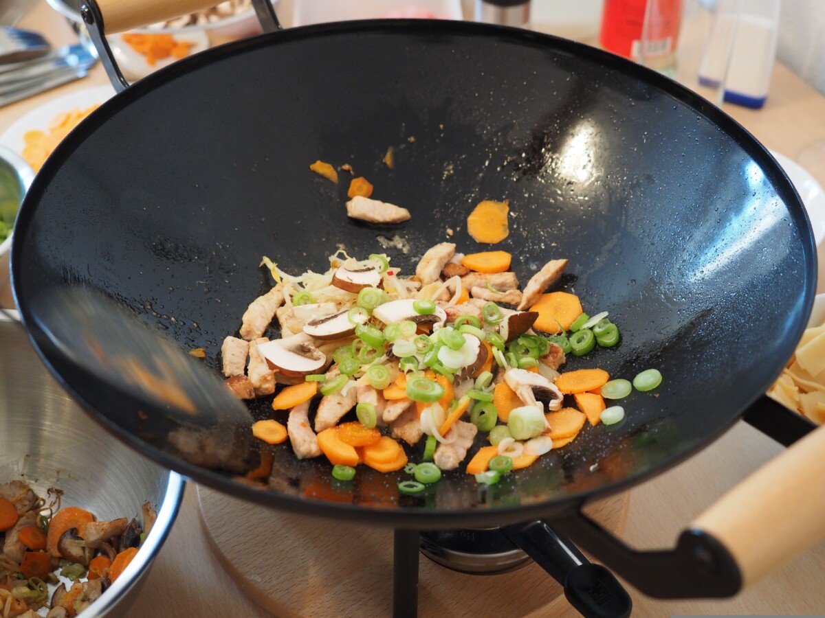 Wok in dem frisches Gemüse angebraten wird